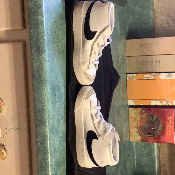 NIKE CHILD’S BLACK AND WHITE RUNNERS SIZE 2.5 US - Picture 4 of 8